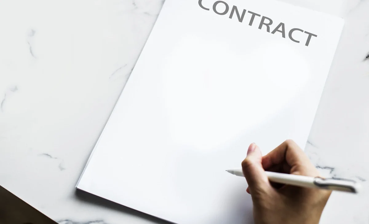 letra pequeña en contratos
