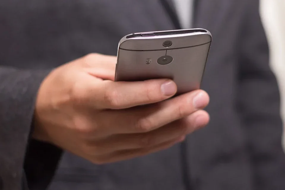 Accidente In Itinere: Qué es y por qué importa 2 Hombre llamando por teléfono para consultar sobre su accidente in itinere